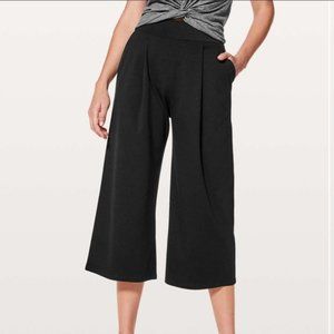 Lululemon Wide Leg Crop Pleated Pants Sz 8